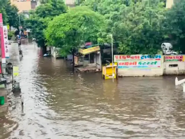 અમદાવાદમાં 4 ઈંચ વરસાદમાં જળબંબાકાર, સરસપુર-હાટકેશ્વર સહિત અનેક વિસ્તારો પાણીમાં ગરકાવ