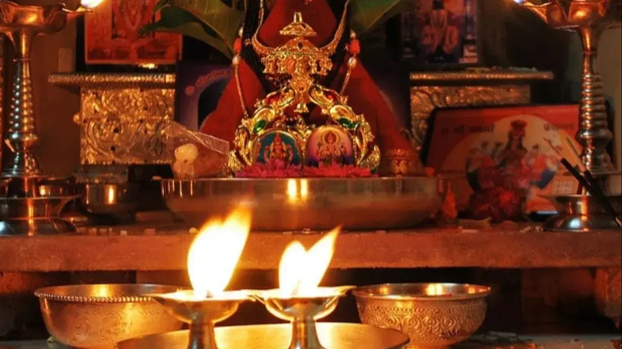 દિવાળી પહેલા ઘરમાંથી કાઢી નાખજો આ વસ્તુઓ, નહીં તો પૈસાની થશે તંગી